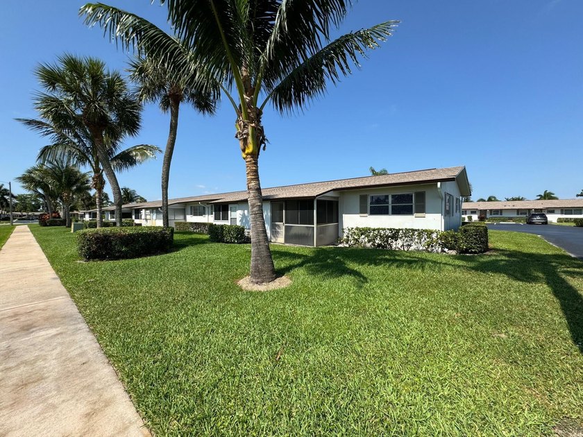 Lovely 1 bedroom 1 bath CORNER VILLA located in the 55+ - photo 5