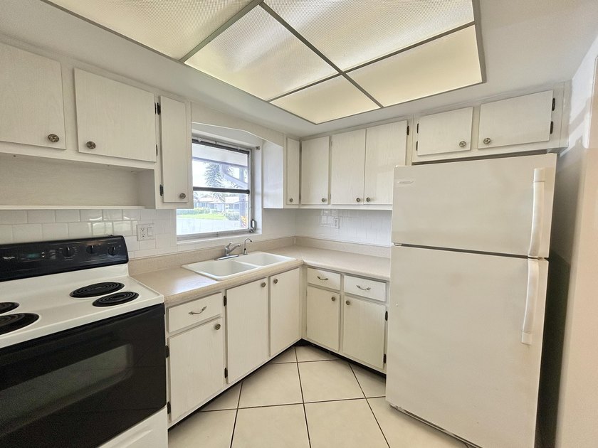 Lovely 1 bedroom 1 bath CORNER VILLA located in the 55+ - photo 9