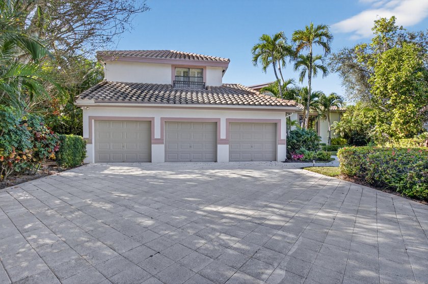 FABULOUS CUSTOM DESIGNED COURTYARD HOME. ONE STORY MAIN HOUSE - photo 2