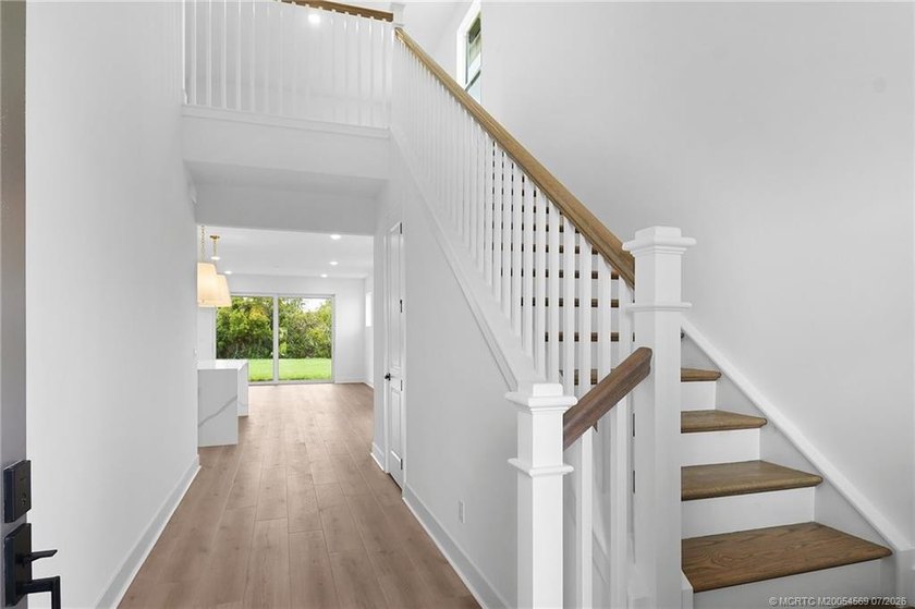 This 5 bedroom 3.5 bathroom home on an oversized lot is move-in - photo 3
