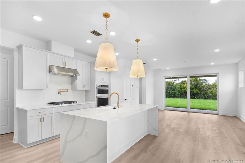 This 5 bedroom 3.5 bathroom home on an oversized lot is move-in - photo 9