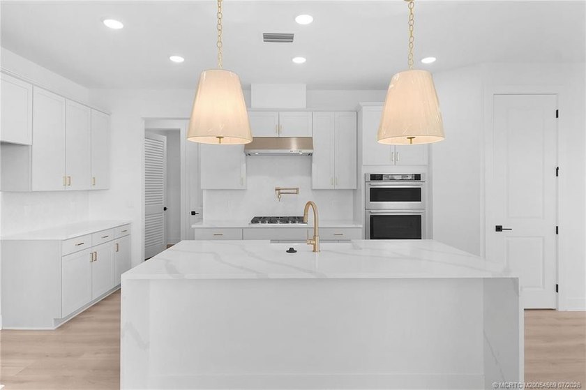This 5 bedroom 3.5 bathroom home on an oversized lot is move-in - photo 10