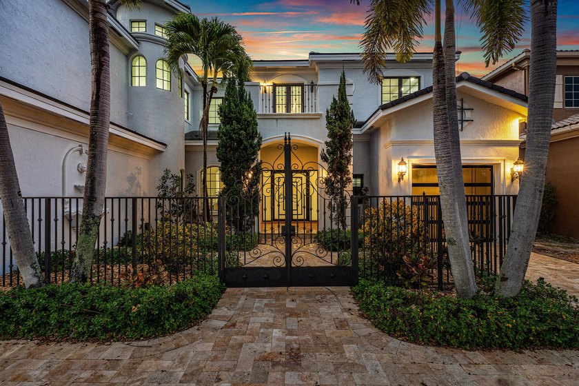 This classic Mediterranean estate in The Oaks has been - photo 2