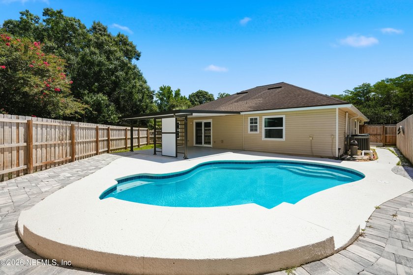 POOL HOME tucked away on a quiet cul-de-sac, just minutes from - photo 3