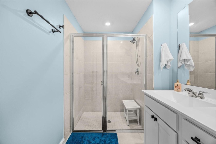 Welcome to this thoughtfully designed 3 bedroom, 2 bathroom - photo 20