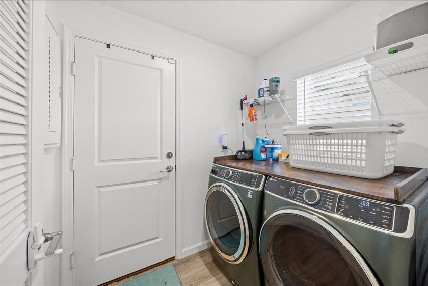 Welcome to this thoughtfully designed 3 bedroom, 2 bathroom - photo 27