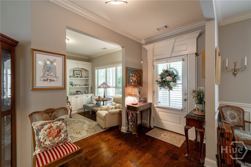 Beautiful home in highly-desirable Rowan Oak Courtyard, a - photo 4