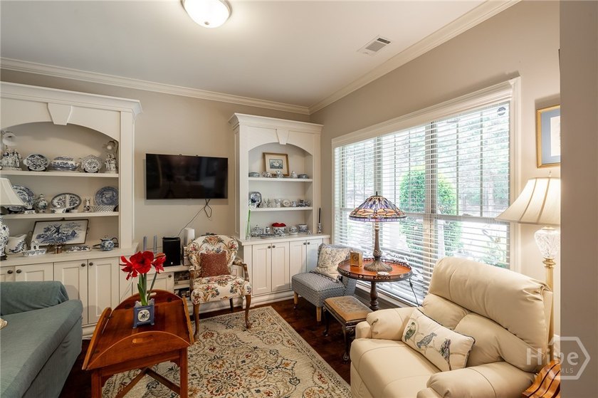 Beautiful home in highly-desirable Rowan Oak Courtyard, a - photo 5
