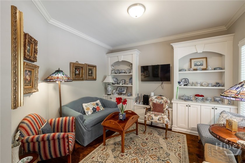Beautiful home in highly-desirable Rowan Oak Courtyard, a - photo 6