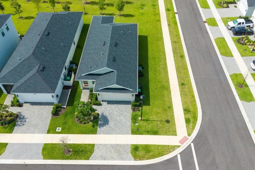 Welcome to this thoughtfully designed 3 bedroom, 2 bathroom - photo 37