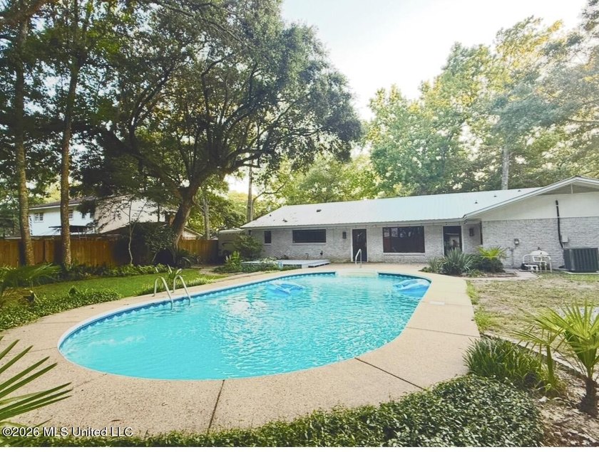 Welcome home to the prettiest neighborhood in Gautier. Huge Live - photo 2