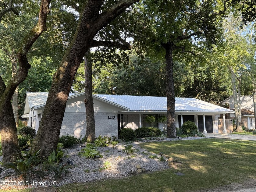 Welcome home to the prettiest neighborhood in Gautier. Huge Live - photo 3