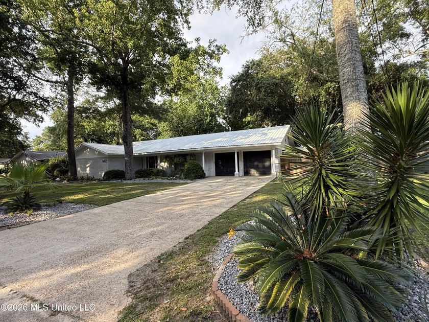 Welcome home to the prettiest neighborhood in Gautier. Huge Live - photo 4