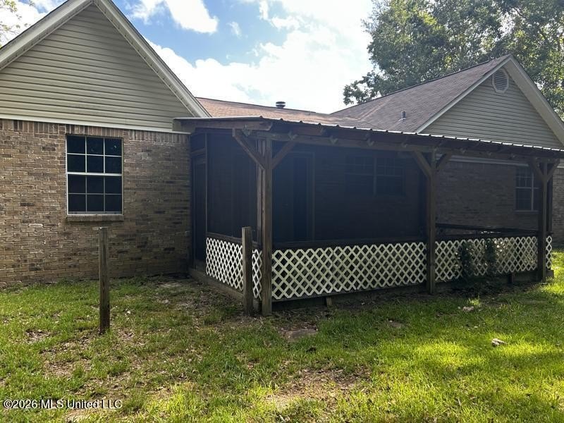 This property features 3 bedrooms and 2 bathrooms. Covered back - photo 2