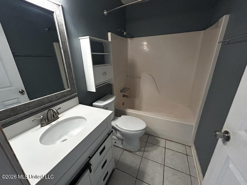 This property features 3 bedrooms and 2 bathrooms. Covered back - photo 5