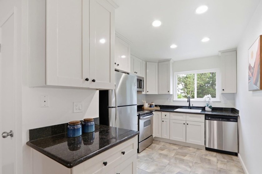 Welcome 1547 Four Oaks Circle, this beautifully updated - photo 4