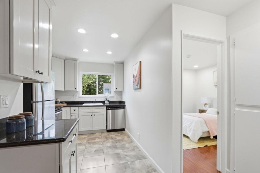 Welcome 1547 Four Oaks Circle, this beautifully updated - photo 6