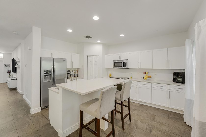 Beautifully renovated 3-bedroom, 2.5-bathroom townhome in the - photo 3