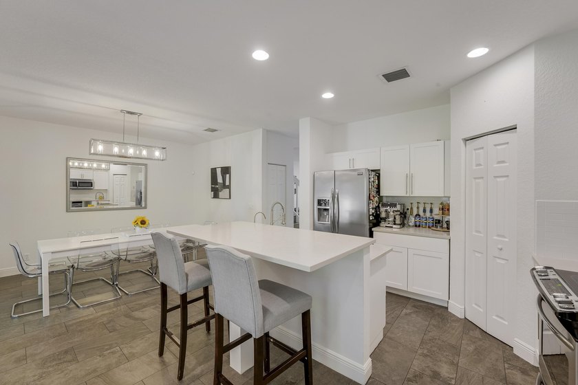 Beautifully renovated 3-bedroom, 2.5-bathroom townhome in the - photo 4