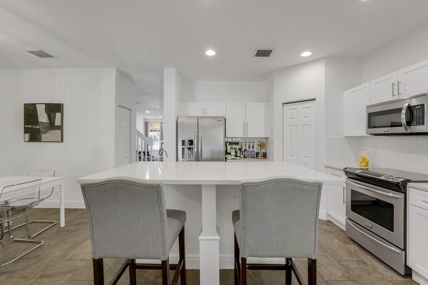 Beautifully renovated 3-bedroom, 2.5-bathroom townhome in the - photo 5