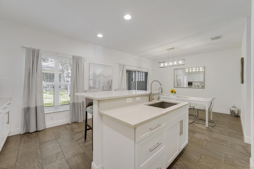 Beautifully renovated 3-bedroom, 2.5-bathroom townhome in the - photo 6