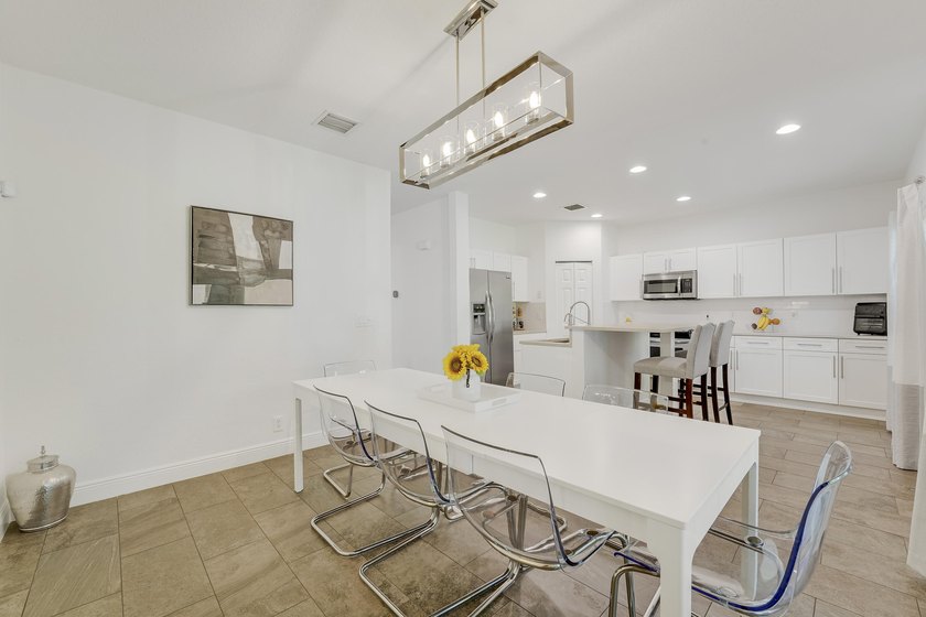 Beautifully renovated 3-bedroom, 2.5-bathroom townhome in the - photo 7