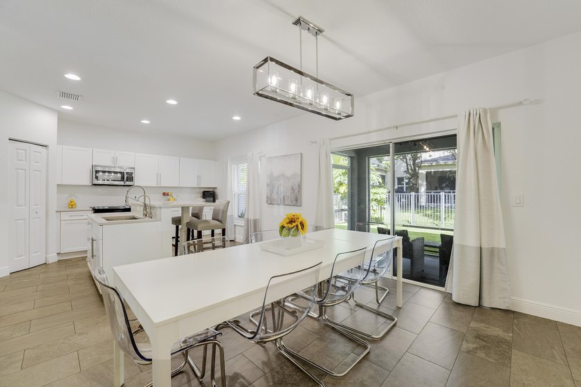Beautifully renovated 3-bedroom, 2.5-bathroom townhome in the - photo 8