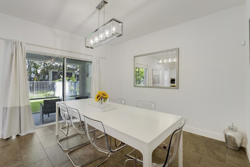 Beautifully renovated 3-bedroom, 2.5-bathroom townhome in the - photo 9
