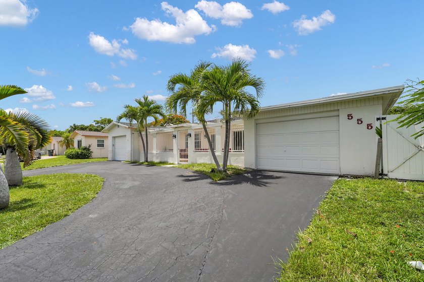NO HOA! Move in Ready, Freshly painted 3-bedroom, 3-bath home - photo 2