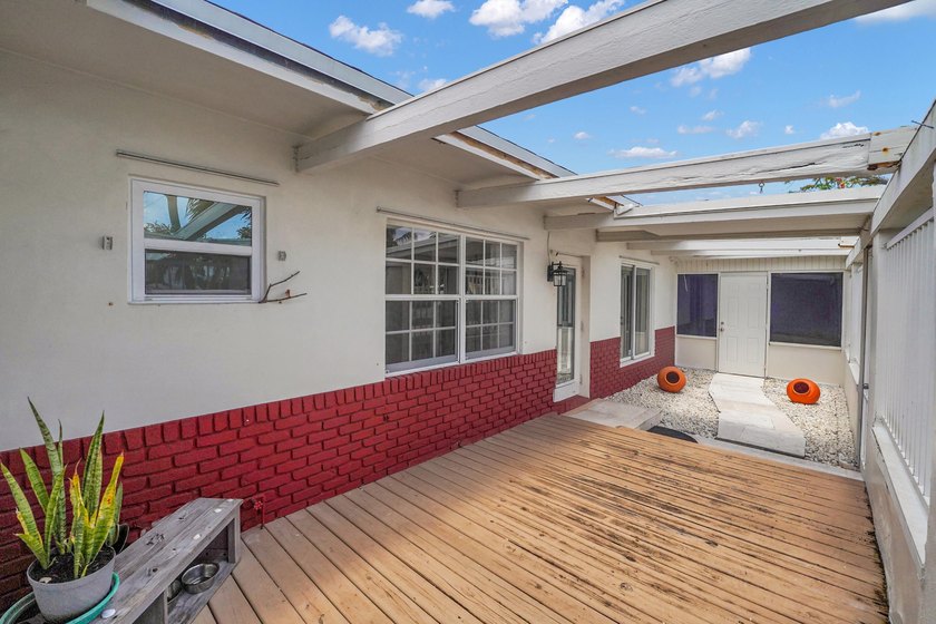 NO HOA! Move in Ready, Freshly painted 3-bedroom, 3-bath home - photo 3