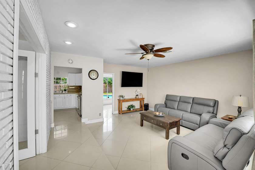 NO HOA! Move in Ready, Freshly painted 3-bedroom, 3-bath home - photo 4