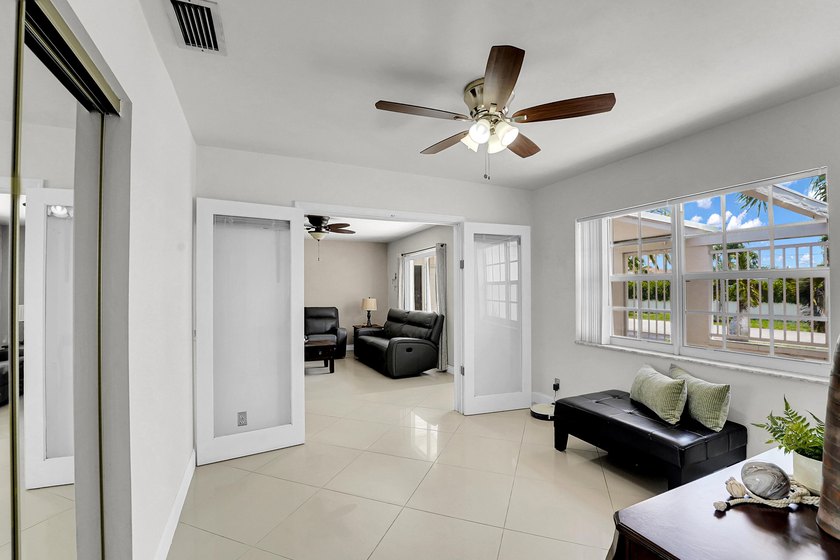 NO HOA! Move in Ready, Freshly painted 3-bedroom, 3-bath home - photo 7