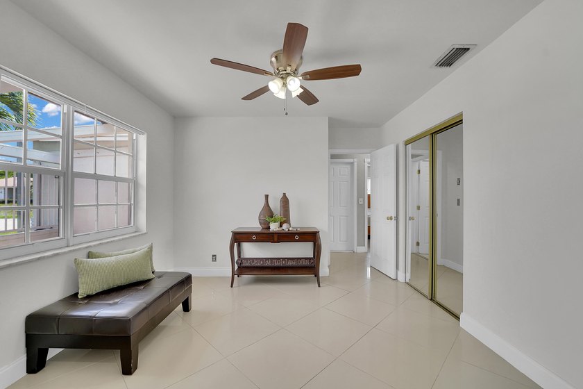 NO HOA! Move in Ready, Freshly painted 3-bedroom, 3-bath home - photo 8