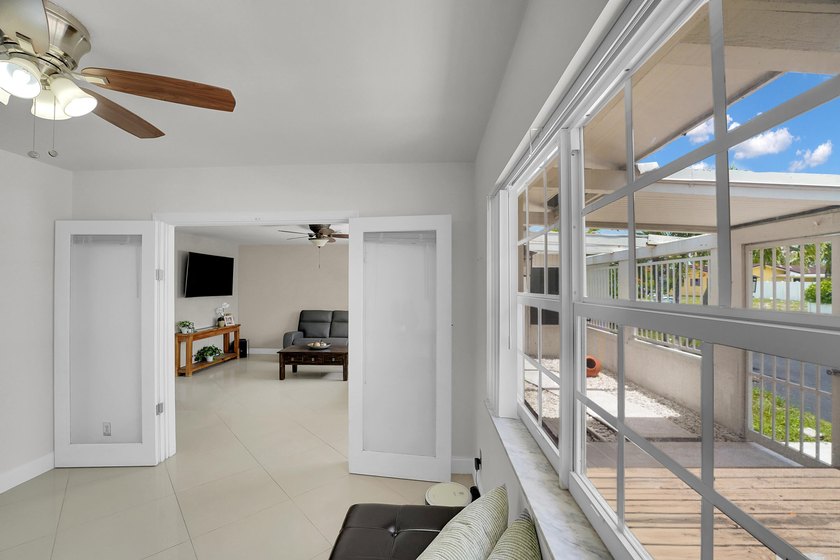 NO HOA! Move in Ready, Freshly painted 3-bedroom, 3-bath home - photo 9