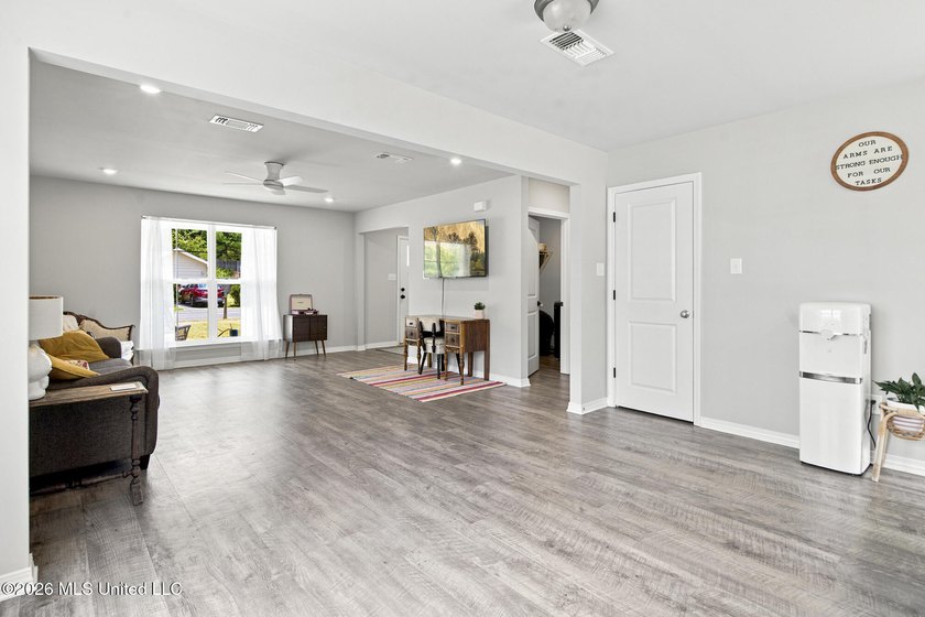 Move-in ready in Turtle Creek. New carpet, fresh paint, and all - photo 11
