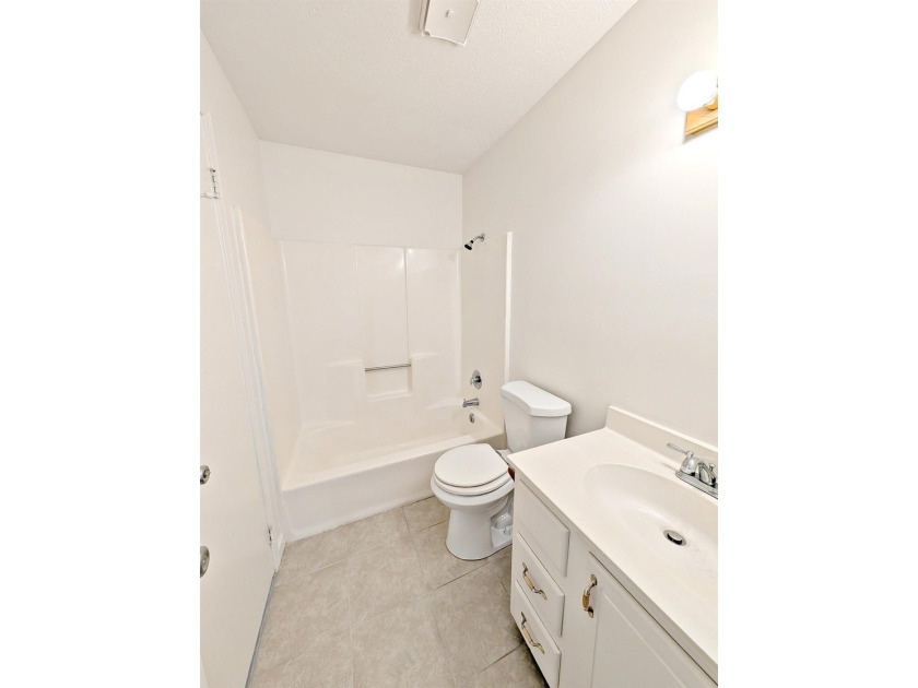 This 2br/2ba condo is move in ready. The owner just had all of - photo 12