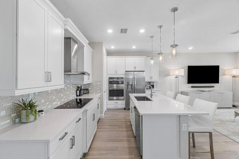 HURRY, THIS ONE WONT LAST !!! LUXURY LIVING ON A SPECTACULAR - photo 12