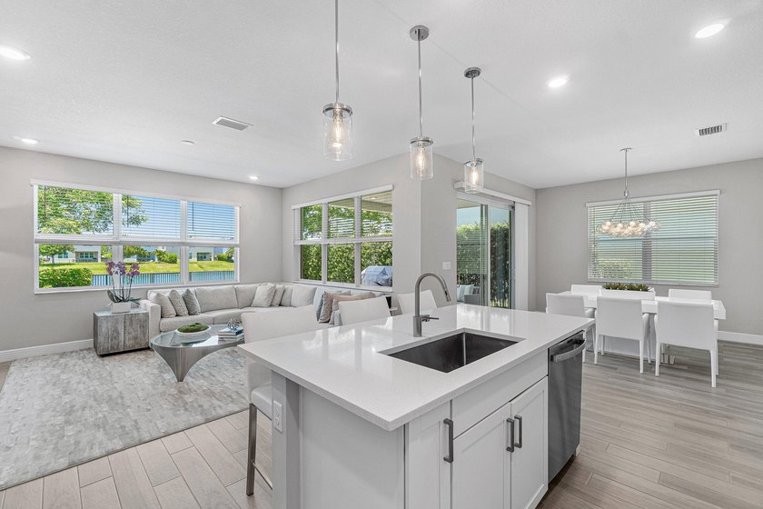 HURRY, THIS ONE WONT LAST !!! LUXURY LIVING ON A SPECTACULAR - photo 15