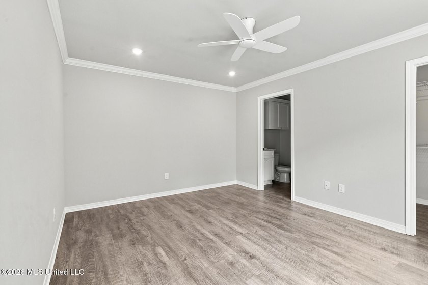 Move-in ready in Turtle Creek. New carpet, fresh paint, and all - photo 17