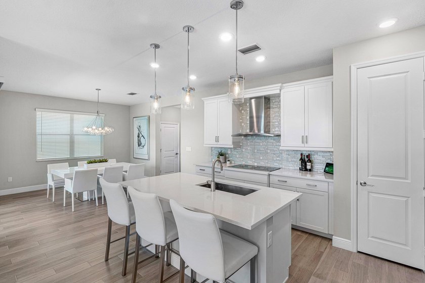 HURRY, THIS ONE WONT LAST !!! LUXURY LIVING ON A SPECTACULAR - photo 17