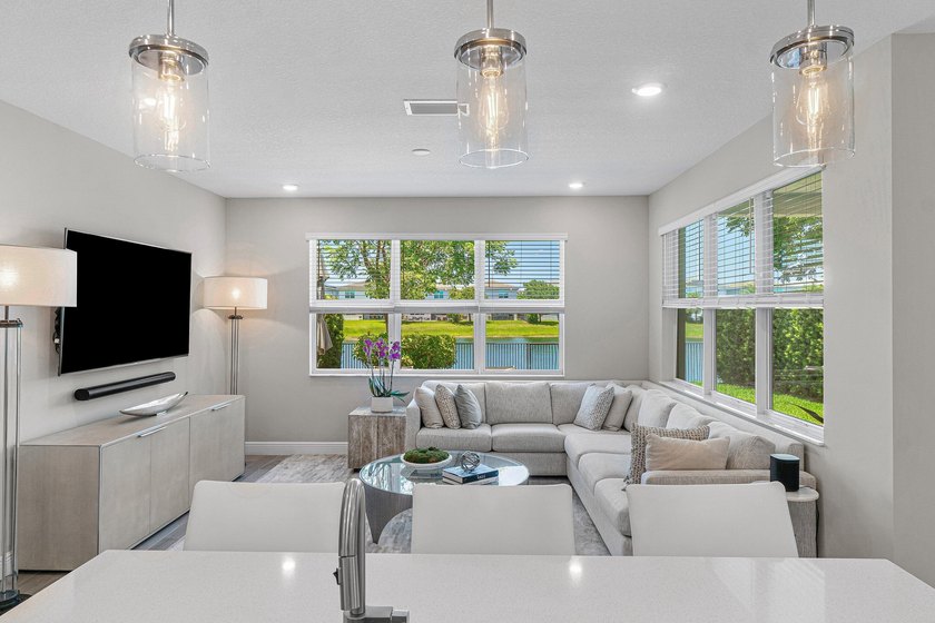 HURRY, THIS ONE WONT LAST !!! LUXURY LIVING ON A SPECTACULAR - photo 19