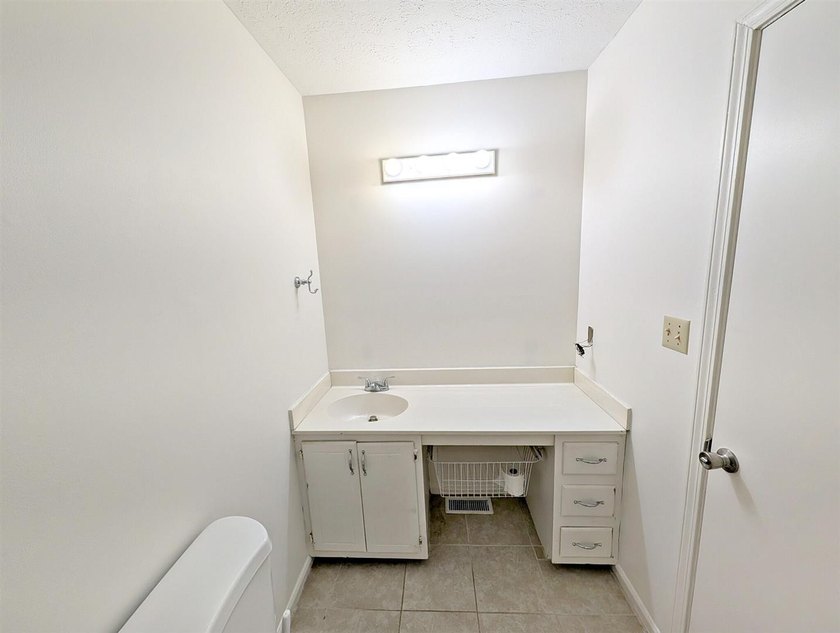 This 2br/2ba condo is move in ready. The owner just had all of - photo 23