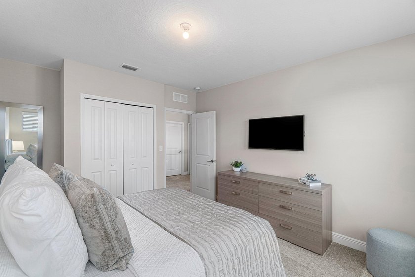 HURRY, THIS ONE WONT LAST !!! LUXURY LIVING ON A SPECTACULAR - photo 24