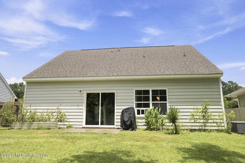 Move-in ready in Turtle Creek. New carpet, fresh paint, and all - photo 29
