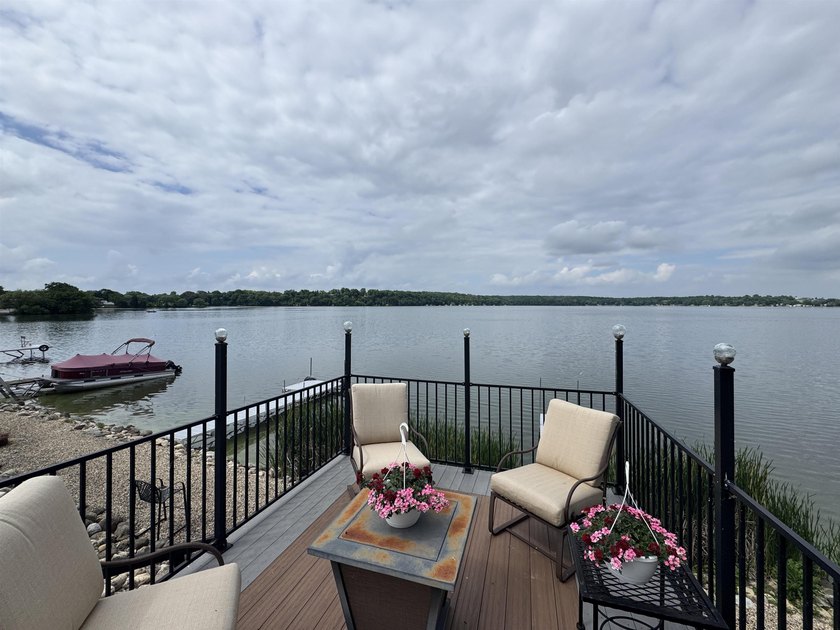 Welcome to lake life on Little Green Lake with 90' of pristine - photo 31