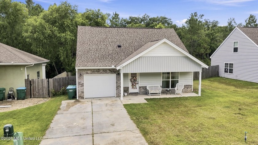 Move-in ready in Turtle Creek. New carpet, fresh paint, and all - photo 32