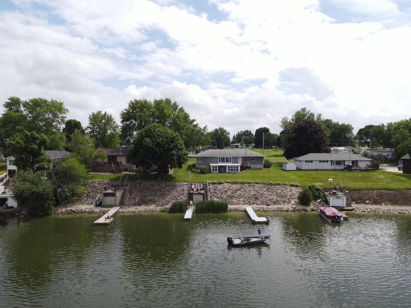 Welcome to lake life on Little Green Lake with 90' of pristine - photo 32