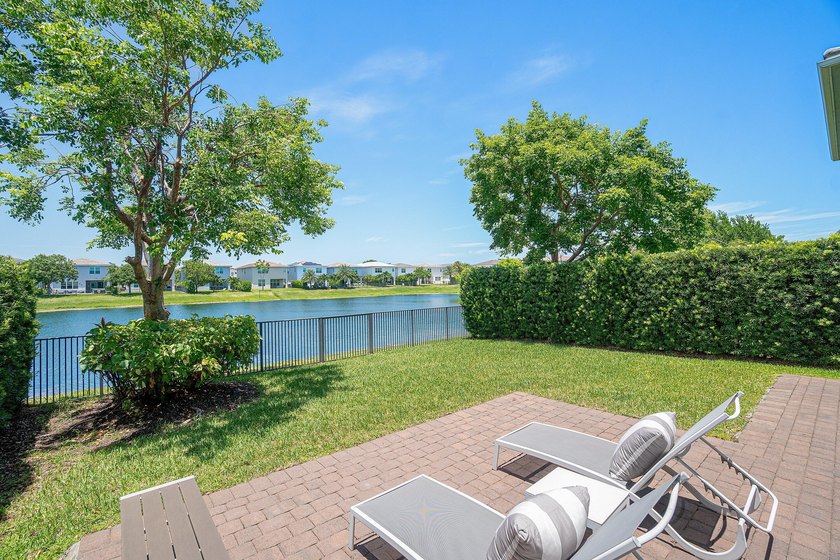 HURRY, THIS ONE WONT LAST !!! LUXURY LIVING ON A SPECTACULAR - photo 46