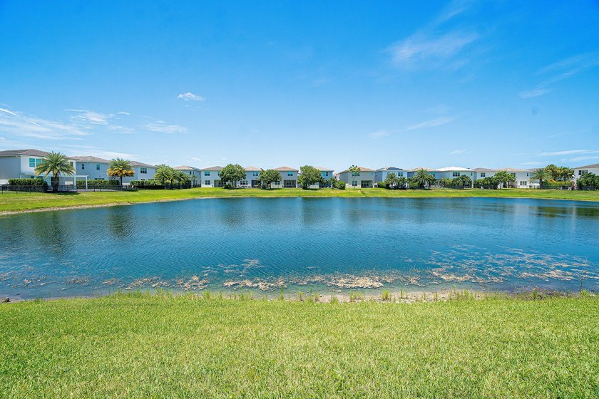 HURRY, THIS ONE WONT LAST !!! LUXURY LIVING ON A SPECTACULAR - photo 48