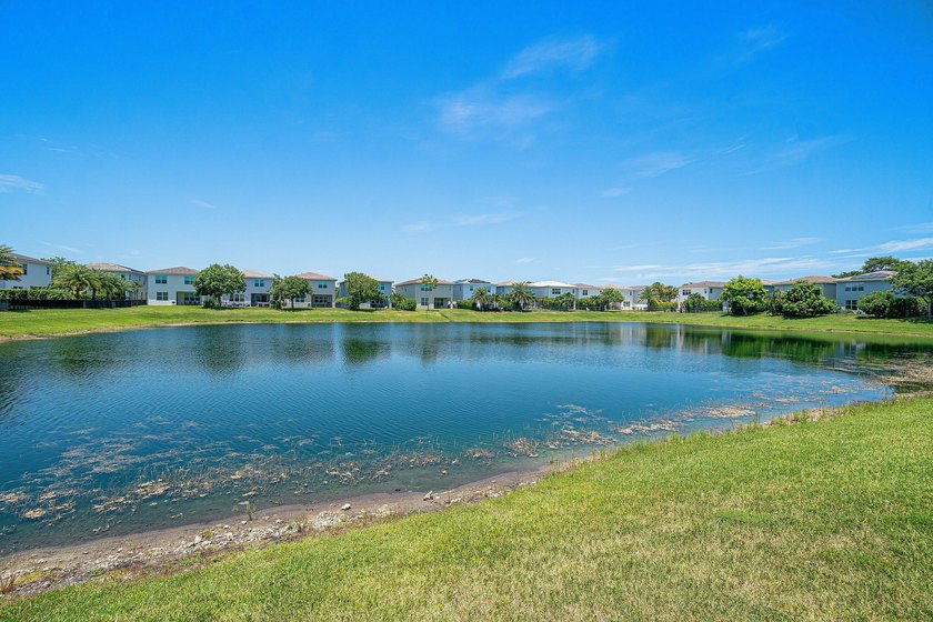 HURRY, THIS ONE WONT LAST !!! LUXURY LIVING ON A SPECTACULAR - photo 49